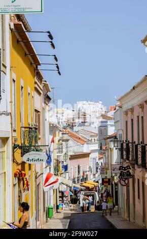 Blick auf die belebten Straßen der Altstadt von Lagos, einer historischen Stadt und beliebtes Touristenziel an der Algarve im Südwesten Portugals, im Sommer Stockfoto