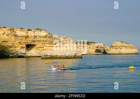 Malerische Meereshöhlen und geologische Besonderheiten in den Klippen entlang der Küste in der Nähe von Portimao, westliche Algarve, Südportugal Stockfoto