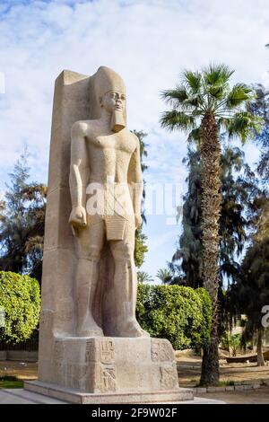 Statue des mittleren Königreichs von Rameses II im Freilichtmuseum in Memphis, der alten ägyptischen Hauptstadt von Unterägypten Stockfoto