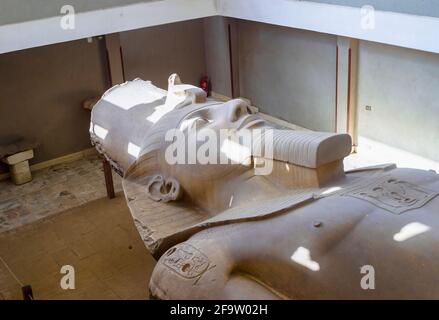 Mittelköniglicher Koloss-Statue von Rameses II in Memphis, der alten ägyptischen Hauptstadt von Unterägypten Stockfoto