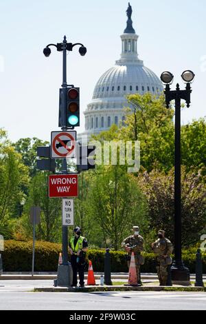 (210420) -- WASHINGTON, 20. April 2021 (Xinhua) -- Mitglieder der US-Nationalgarde und ein Polizeibeamter stehen am 20. April 2021 in der Nähe des US-Kapitols in Washington, DC, USA, Wache. Der ehemalige Minneapolis-Polizist Derek Chauvin wurde wegen des Todes von George Floyd wegen zwei Mordes und eines Totschlags für schuldig befunden, der Richter, der den Vorsitz über den hochkarätigen Prozess hatte, kündigte am Dienstag an und las das Urteil der Jury. Die Nationalgarde des Distrikts Columbia aktivierte als Reaktion auf mögliche Demonstrationen im Zusammenhang mit dem Derek-Chauvin-Prozess etwa 250 Personen. (Foto Stockfoto