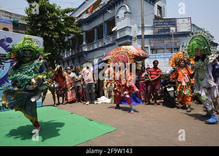 Kalkutta, Indien. April 2021. KOLKATA, INDIEN - 20. APRIL: Chhau-Tänzer treten während einer Kampagne des Trinamool-Kongresskandidaten für die Wahl zur West-Bengalen-Versammlung am 20. April 2021 in Kalighat in Kalkata, Indien, auf. (Foto: Samir Jana/Hindustan Times/Sipa USA) Quelle: SIPA USA/Alamy Live News Stockfoto