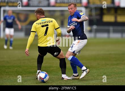 HARROGATE, ENGLAND. APRIL. Oldham Athletic's Nicky Adams tuselt mit George Thomson von Harrogate Town während des Sky Bet League 2-Spiels zwischen Harrogate Town und Oldham Athletic in Wetherby Road, Harrogate am Dienstag, den 20. April 2021. (Kredit: Eddie Garvey) Kredit: MI Nachrichten & Sport /Alamy Live Nachrichten Stockfoto