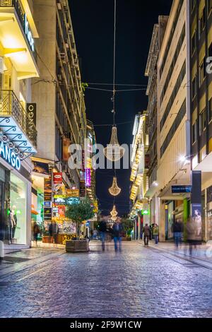 ATHEN, GRIECHENLAND, 10. DEZEMBER 2015: Nachtansicht der Ermou-Straße in Athen, Griechenland. Die Ermou Street ist eine eineinhalb Kilometer lange Straße, die Kera verbindet Stockfoto