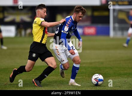 HARROGATE, ENGLAND. APRIL. Oldham Athletic's Alfie McCalmont tusles mit Josh Falkingham aus Harrogate Town während des Sky Bet League 2-Spiels zwischen Harrogate Town und Oldham Athletic in Wetherby Road, Harrogate am Dienstag, den 20. April 2021. (Kredit: Eddie Garvey) Kredit: MI Nachrichten & Sport /Alamy Live Nachrichten Stockfoto