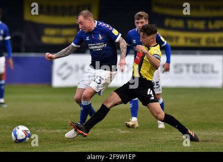 HARROGATE, ENGLAND. APRIL. Nicky Adams von Oldham Athletic tuselt mit Josh Falkingham aus Harrogate Town während des Sky Bet League 2-Spiels zwischen Harrogate Town und Oldham Athletic in Wetherby Road, Harrogate am Dienstag, den 20. April 2021. (Kredit: Eddie Garvey) Kredit: MI Nachrichten & Sport /Alamy Live Nachrichten Stockfoto