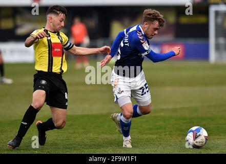 HARROGATE, ENGLAND. APRIL. Oldham Athletic's Alfie McCalmont tusles mit Josh Falkingham aus Harrogate Town während des Sky Bet League 2-Spiels zwischen Harrogate Town und Oldham Athletic in Wetherby Road, Harrogate am Dienstag, den 20. April 2021. (Kredit: Eddie Garvey) Kredit: MI Nachrichten & Sport /Alamy Live Nachrichten Stockfoto