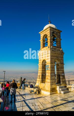 ATHEN, GRIECHENLAND, 10. DEZEMBER 2015: Eine Gruppe von Touristen bewundert Athen von der Spitze des Lycabetus-Hügels aus Stockfoto