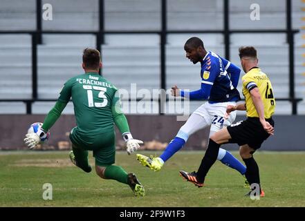 HARROGATE, ENGLAND. APRIL. Dylan Bahamboula von Oldham Athletic geht am Dienstag, den 20. April 2021, während des Spiels der Sky Bet League 2 zwischen Harrogate Town und Oldham Athletic in der Wetherby Road, Harrogate, zu Ende. (Kredit: Eddie Garvey) Kredit: MI Nachrichten & Sport /Alamy Live Nachrichten Stockfoto