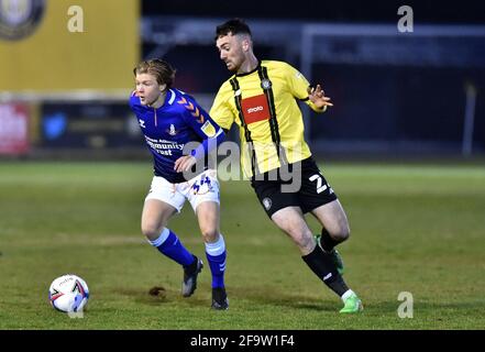 HARROGATE, ENGLAND. APRIL. Harry Vaughan von Oldham Athletic tuselt mit Ed Francis von Harrogate Town während des Sky Bet League 2-Spiels zwischen Harrogate Town und Oldham Athletic in Wetherby Road, Harrogate am Dienstag, den 20. April 2021. (Kredit: Eddie Garvey) Kredit: MI Nachrichten & Sport /Alamy Live Nachrichten Stockfoto