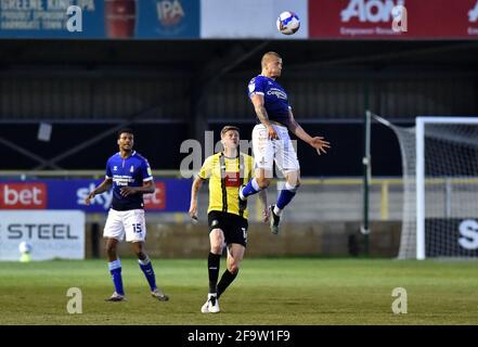 HARROGATE, ENGLAND. APRIL. Harry Clarke von Oldham Athletic tuselt mit Jonathan Stead von Harrogate Town während des Sky Bet League 2-Spiels zwischen Harrogate Town und Oldham Athletic in Wetherby Road, Harrogate am Dienstag, den 20. April 2021. (Kredit: Eddie Garvey) Kredit: MI Nachrichten & Sport /Alamy Live Nachrichten Stockfoto