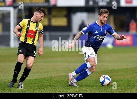 HARROGATE, ENGLAND. APRIL. Conor McAleny von Oldham Athletic tuselt mit Josh Falkingham aus Harrogate Town während des Sky Bet League 2-Spiels zwischen Harrogate Town und Oldham Athletic in Wetherby Road, Harrogate am Dienstag, den 20. April 2021. (Kredit: Eddie Garvey) Kredit: MI Nachrichten & Sport /Alamy Live Nachrichten Stockfoto