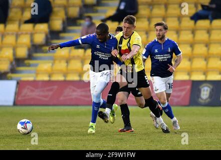 HARROGATE, ENGLAND. APRIL. Dylan Bahamboula von Oldham Athletic tuselt mit will Smith von Harrogate Town während des Sky Bet League 2-Spiels zwischen Harrogate Town und Oldham Athletic in Wetherby Road, Harrogate am Dienstag, den 20. April 2021. (Kredit: Eddie Garvey) Kredit: MI Nachrichten & Sport /Alamy Live Nachrichten Stockfoto