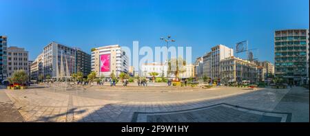 ATHEN, GRIECHENLAND, 10. DEZEMBER 2015: Die Menschen passieren den omonia-Platz in athen Stockfoto