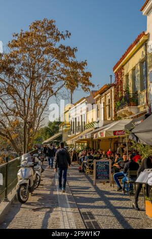 ATHEN, GRIECHENLAND, 10. DEZEMBER 2015: Touristen gehen durch eine schmale Gasse zwischen Agora-Komplex und vielen Restaurants Stockfoto