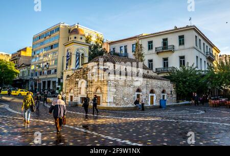 ATHEN, GRIECHENLAND, 10. DEZEMBER 2015: Die Kirche der Heiligen Maria Pantanassa, die sich auf dem Monastiraki Platz befindet, war als großes Kloster bekannt, später als monastir Stockfoto