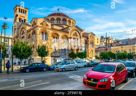 ATHEN, GRIECHENLAND, 10. DEZEMBER 2015: Neo-byzantinische Kathedrale von Piräus Heilige Dreifaltigkeit.Piräus ist eine Stadt im Stadtgebiet von Athen. Stockfoto