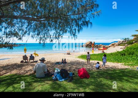 Menschen, die sich am Strand von Horseshoe Bay, Bowen, Queensland, QLD, Australien entspannen Stockfoto