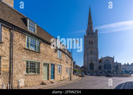 Blick auf die All Saints Church und Cottages, Stamford, South Kesteven, Lincolnshire, England, Vereinigtes Königreich, Europa Stockfoto