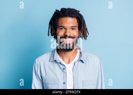 Portrait von schönen attraktiven fröhlichen Kerl Hipster trägt Jeans-Hemd Isoliert über hellblauem Hintergrund Stockfoto
