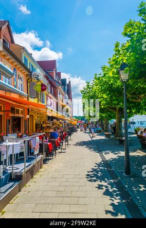 MEERSBURG, DEUTSCHLAND, 24. JULI 2016: Blick auf eine Seepromenade der deutschen Stadt Meersburg Stockfoto