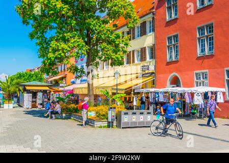 MEERSBURG, DEUTSCHLAND, 24. JULI 2016: Blick auf eine Seepromenade der deutschen Stadt Meersburg Stockfoto