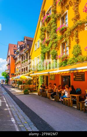 MEERSBURG, DEUTSCHLAND, 24. JULI 2016: Die Menschen laufen durch die Hauptgasse der deutschen Stadt Meersburg Stockfoto