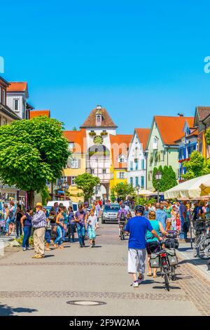 MEERSBURG, DEUTSCHLAND, 24. JULI 2016: Die Menschen laufen durch die Hauptgasse der deutschen Stadt Meersburg Stockfoto