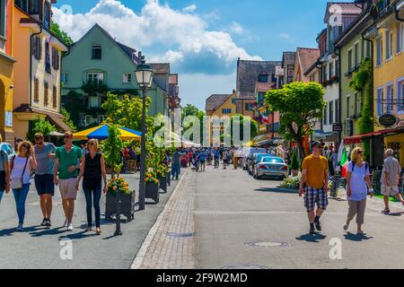 MEERSBURG, DEUTSCHLAND, 24. JULI 2016: Die Menschen laufen durch die Hauptgasse der deutschen Stadt Meersburg Stockfoto