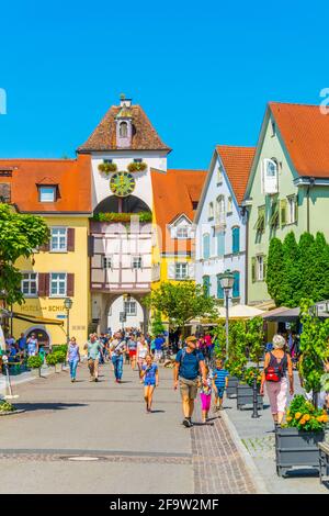 MEERSBURG, DEUTSCHLAND, 24. JULI 2016: Die Menschen laufen durch die Hauptgasse der deutschen Stadt Meersburg Stockfoto