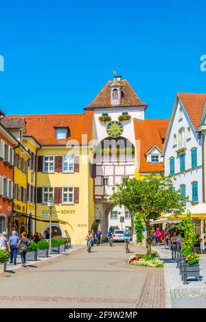 MEERSBURG, DEUTSCHLAND, 24. JULI 2016: Die Menschen laufen durch die Hauptgasse der deutschen Stadt Meersburg Stockfoto