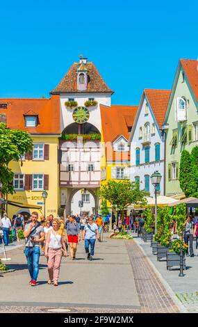 MEERSBURG, DEUTSCHLAND, 24. JULI 2016: Die Menschen laufen durch die Hauptgasse der deutschen Stadt Meersburg Stockfoto