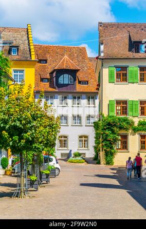 MEERSBURG, DEUTSCHLAND, 24. JULI 2016: Die Menschen laufen durch die Hauptgasse der deutschen Stadt Meersburg Stockfoto