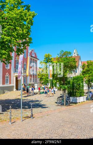 MEERSBURG, DEUTSCHLAND, 24. JULI 2016: Die Menschen laufen durch die Hauptgasse der deutschen Stadt Meersburg Stockfoto