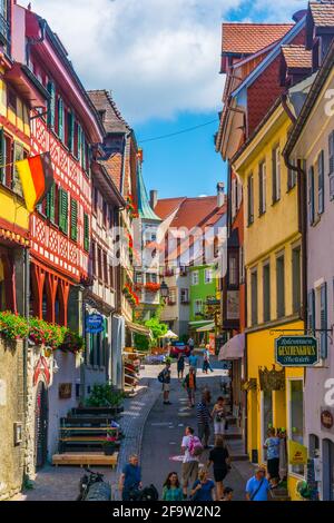 MEERSBURG, DEUTSCHLAND, 24. JULI 2016: Die Menschen laufen durch die Hauptgasse der deutschen Stadt Meersburg Stockfoto