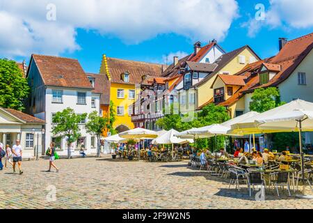 MEERSBURG, DEUTSCHLAND, 24. JULI 2016: Die Menschen laufen durch die Hauptgasse der deutschen Stadt Meersburg Stockfoto