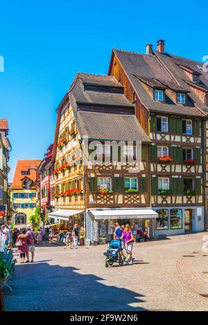 MEERSBURG, DEUTSCHLAND, 24. JULI 2016: Die Menschen laufen durch die Hauptgasse der deutschen Stadt Meersburg Stockfoto