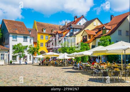 MEERSBURG, DEUTSCHLAND, 24. JULI 2016: Die Menschen laufen durch die Hauptgasse der deutschen Stadt Meersburg Stockfoto