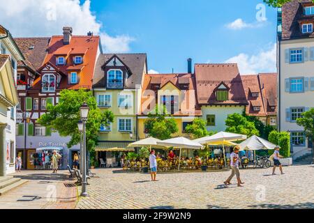 MEERSBURG, DEUTSCHLAND, 24. JULI 2016: Die Menschen laufen durch die Hauptgasse der deutschen Stadt Meersburg Stockfoto