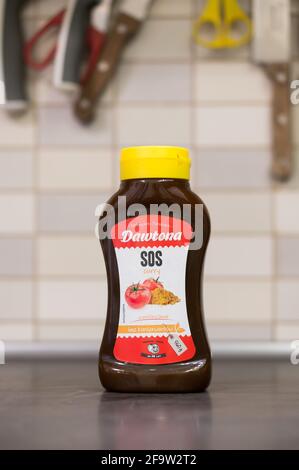 POZNAN, POLEN - 06. Aug 2017: Dawtona Curry Sauce in einer Plastikflasche auf Holztisch Stockfoto