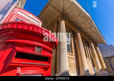 Ansicht des roten Briefkastens und der öffentlichen Bibliothek auf der High Street, Stamford, South Kesteven, Lincolnshire, England, Vereinigtes Königreich, Europa Stockfoto