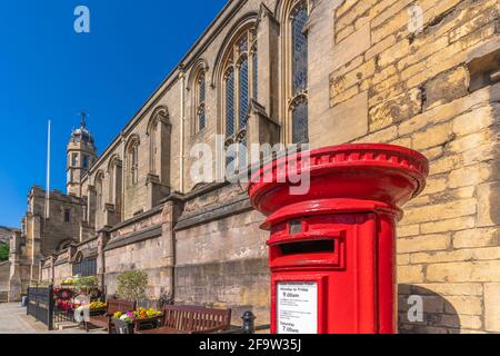 Ansicht des roten Briefkastens und der Architektur auf der Board Street, Stamford, South Kesteven, Lincolnshire, England, Vereinigtes Königreich, Europa Stockfoto