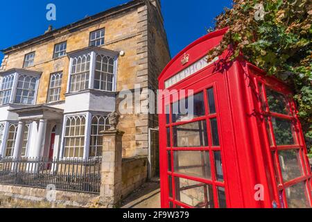 Ansicht der roten Telefonbox und der Architektur auf der Board Street, Stamford, South Kesteven, Lincolnshire, England, Vereinigtes Königreich, Europa Stockfoto