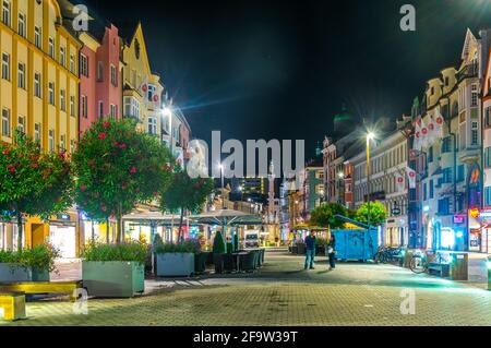 INNSBRUCK, ÖSTERREICH, 26. JULI 2016: Nachtansicht des von Anna´s Säule dominierten Stadtplatzes in Innsbruck, Österreich. Stockfoto