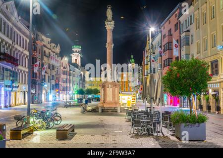 INNSBRUCK, ÖSTERREICH, 26. JULI 2016: Nachtansicht des von Anna´s Säule dominierten Stadtplatzes in Innsbruck, Österreich. Stockfoto