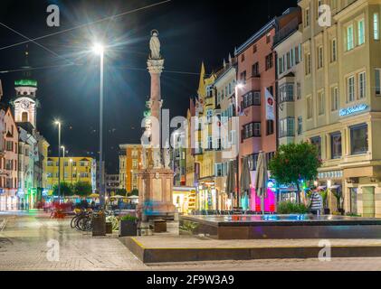 INNSBRUCK, ÖSTERREICH, 26. JULI 2016: Nachtansicht des von Anna´s Säule dominierten Stadtplatzes in Innsbruck, Österreich. Stockfoto