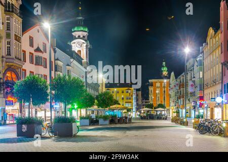 INNSBRUCK, ÖSTERREICH, 26. JULI 2016: Nachtansicht des von Anna´s Säule dominierten Stadtplatzes in Innsbruck, Österreich. Stockfoto