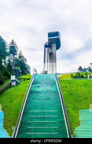 INNSBRUCK, ÖSTERREICH, 27. JULI 2016: Blick auf das berühmte Bergisel-Skisprungstadion, dessen markantester Teil - der Skisprungturm - von der fam entworfen wurde Stockfoto