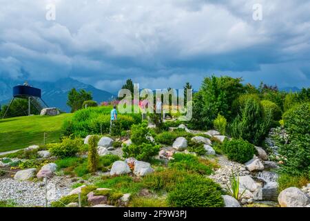 WATTENS, ÖSTERREICH, 27. JULI 2016: Blick auf einen Garten im Inneren des swarovski Kristallwelten Komplexes in Wattens, Österreich. Stockfoto