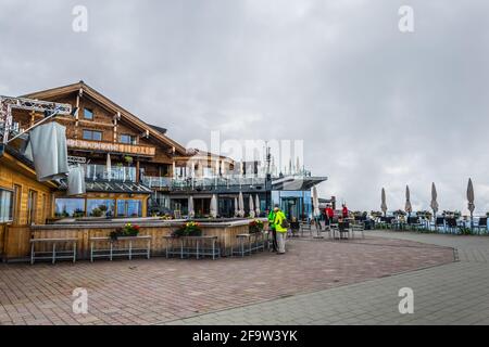 ZELL AM SEE, ÖSTERREICH, 29. JULI 2016: Von der Bergstation des Schmmitenh genießen die Menschen den Blick über zell am See und den zeller See in Österreich Stockfoto